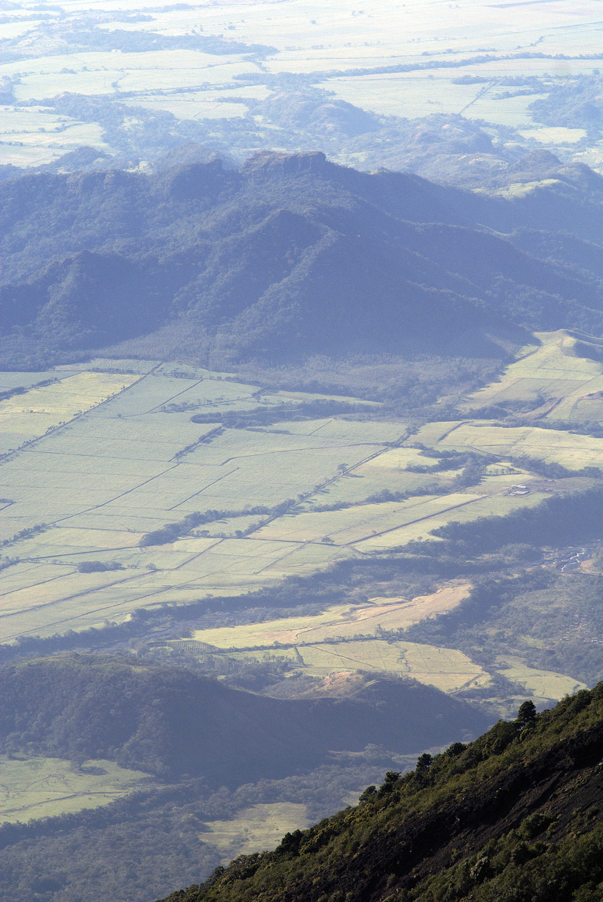 gua06_0658.jpg - volcan Fuego vue sur la plaine Pacifique