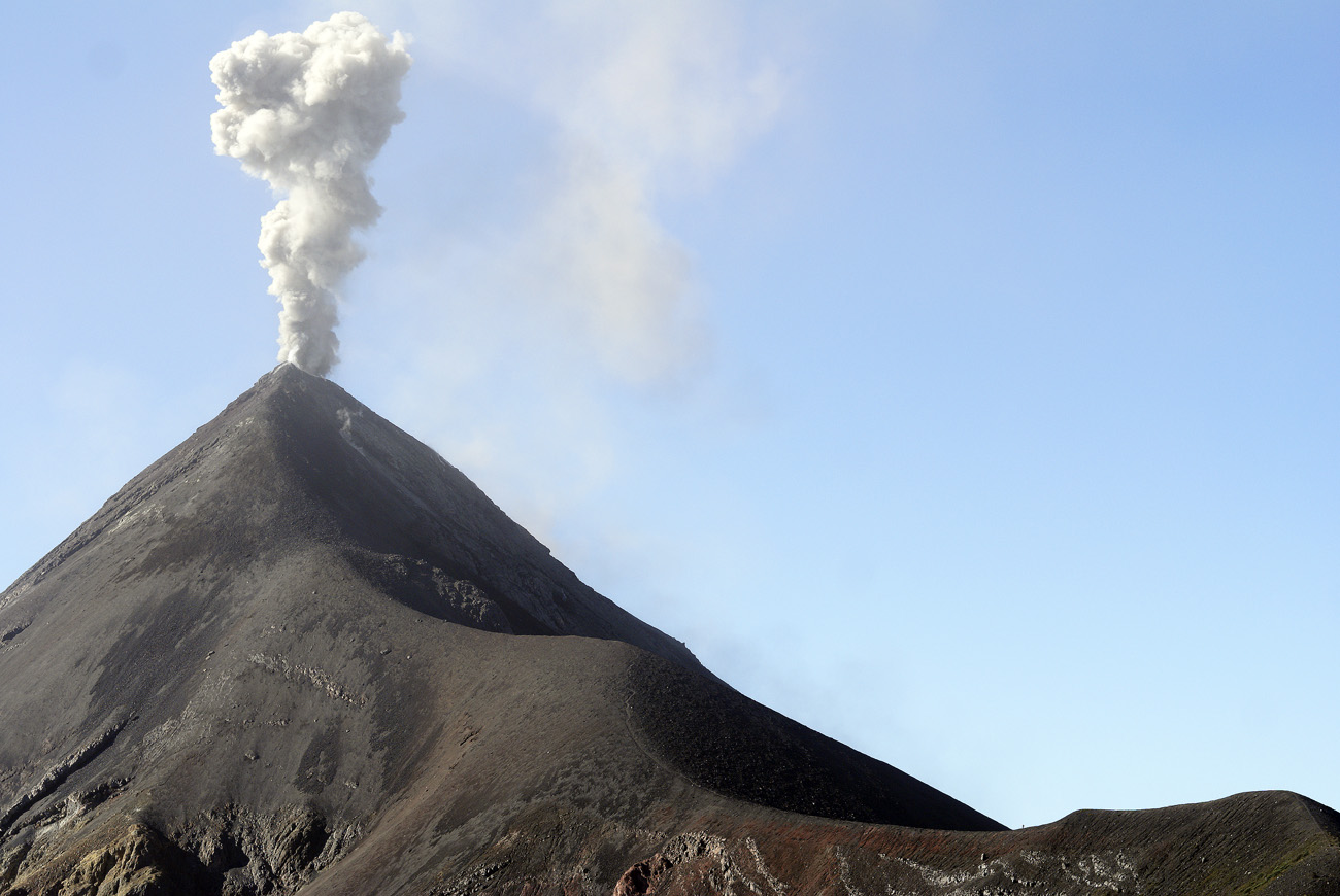 gua06_0661.jpg - volcan Fuego quelqu'un s'est aventuré sur la crête, mais n'ira pas beaucoup plus loin, chaque éruption pouvant provoquer la retombée de bombes volcaniques :même notre lieu de bivouac peut être touché lors de fortes éruptions