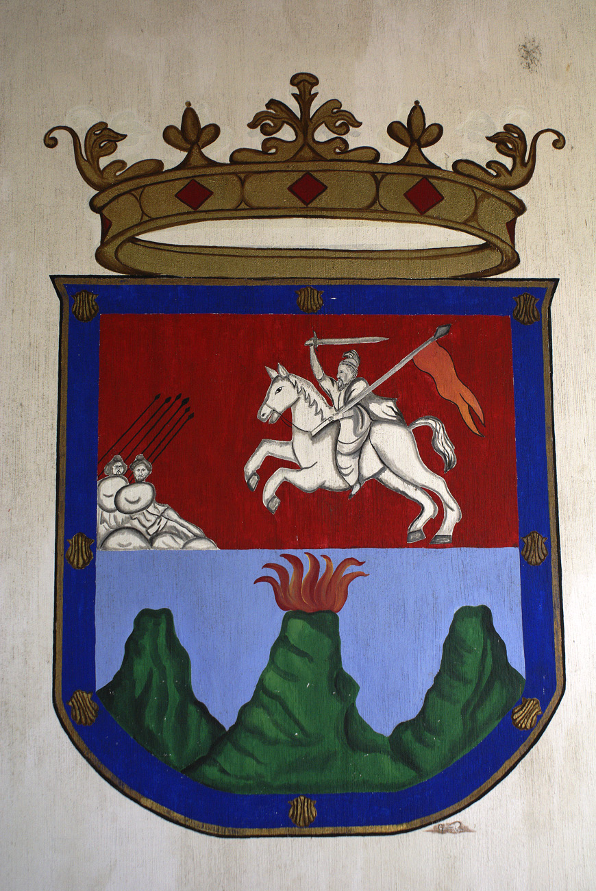 gua06_0671.jpg - Ciudad vieja le blason de l'époque montre le volcan Fuego, déjà en activité permanente..