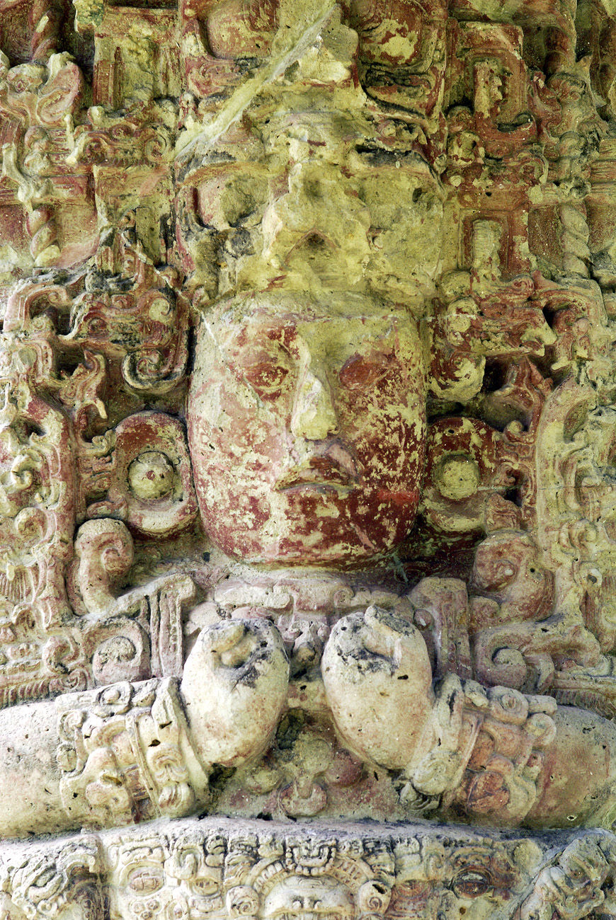 gua06_0690.jpg - Honduras ouest  Copan détail de stèle du groupe principal : pour la plupart, elles représentent, lorsqu'il ne s'agit pas d'inscriptions hiéroglyphiques, le roi 18-lapin, dernier de la lignée capturé lors d'une guerre avec la cité rivale de Quirigua lors de la période classique au 8ème siècle