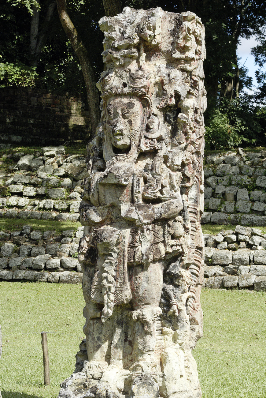 gua06_0692.jpg - Honduras ouest  Copan détail de stèle du groupe principal : pour la plupart, elles représentent, lorsqu'il ne s'agit pas d'inscriptions hiéroglyphiques, le roi 18-lapin, dernier de la lignée capturé lors d'une guerre avec la cité rivale de Quirigua lors de la période classique au 8ème siècle