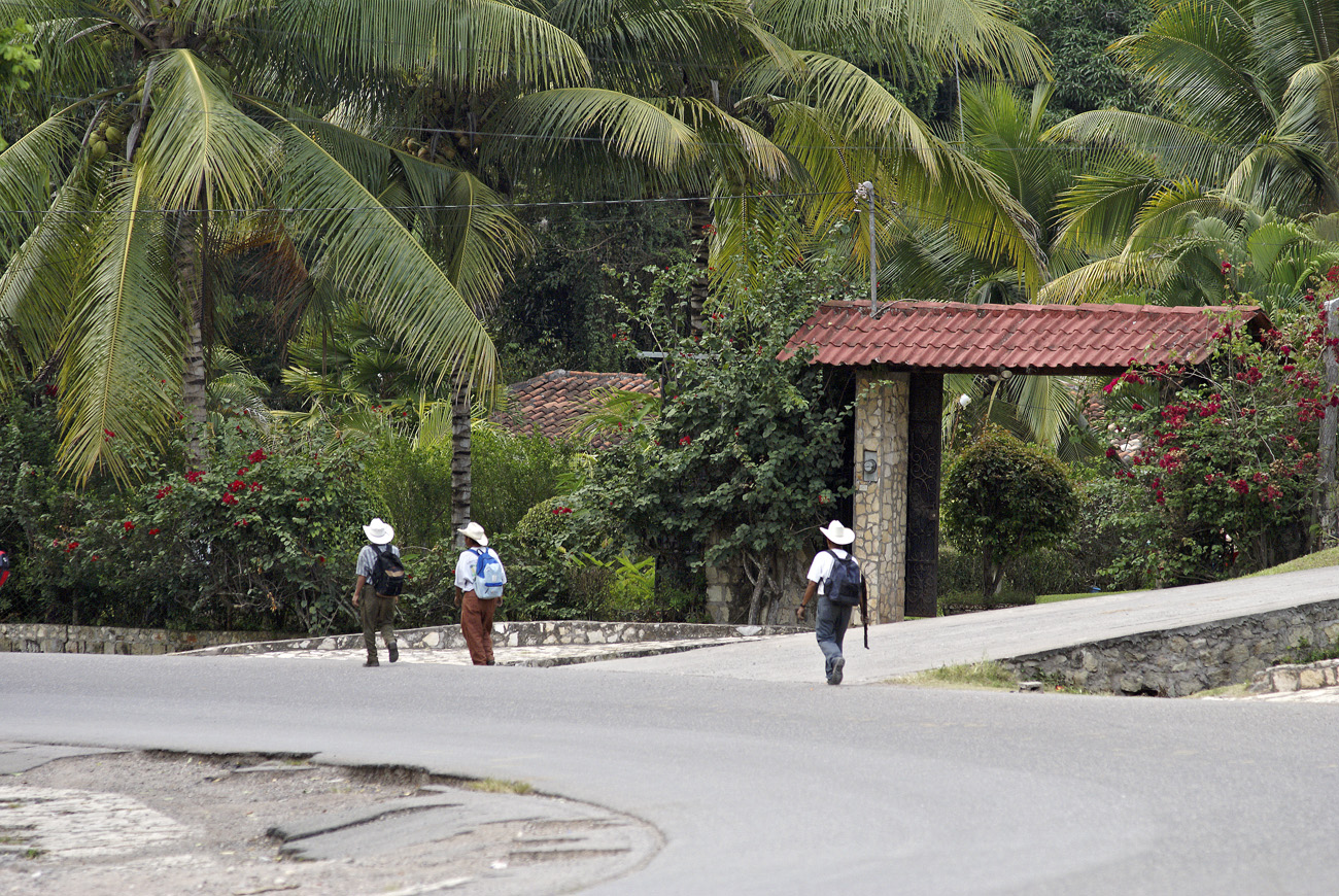 gua06_0784.jpg - Copan le retour du travail en fin de journée, en direction du village de Copan Ruinas