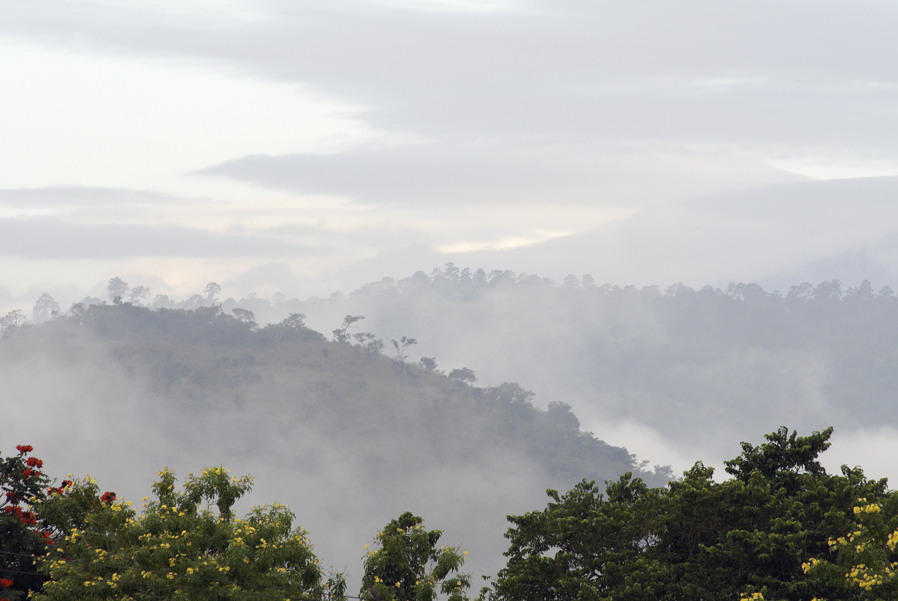 gua06_0786.jpg - Copan lever de soleil dans la brume depuis l'hôtel Marina Copan
