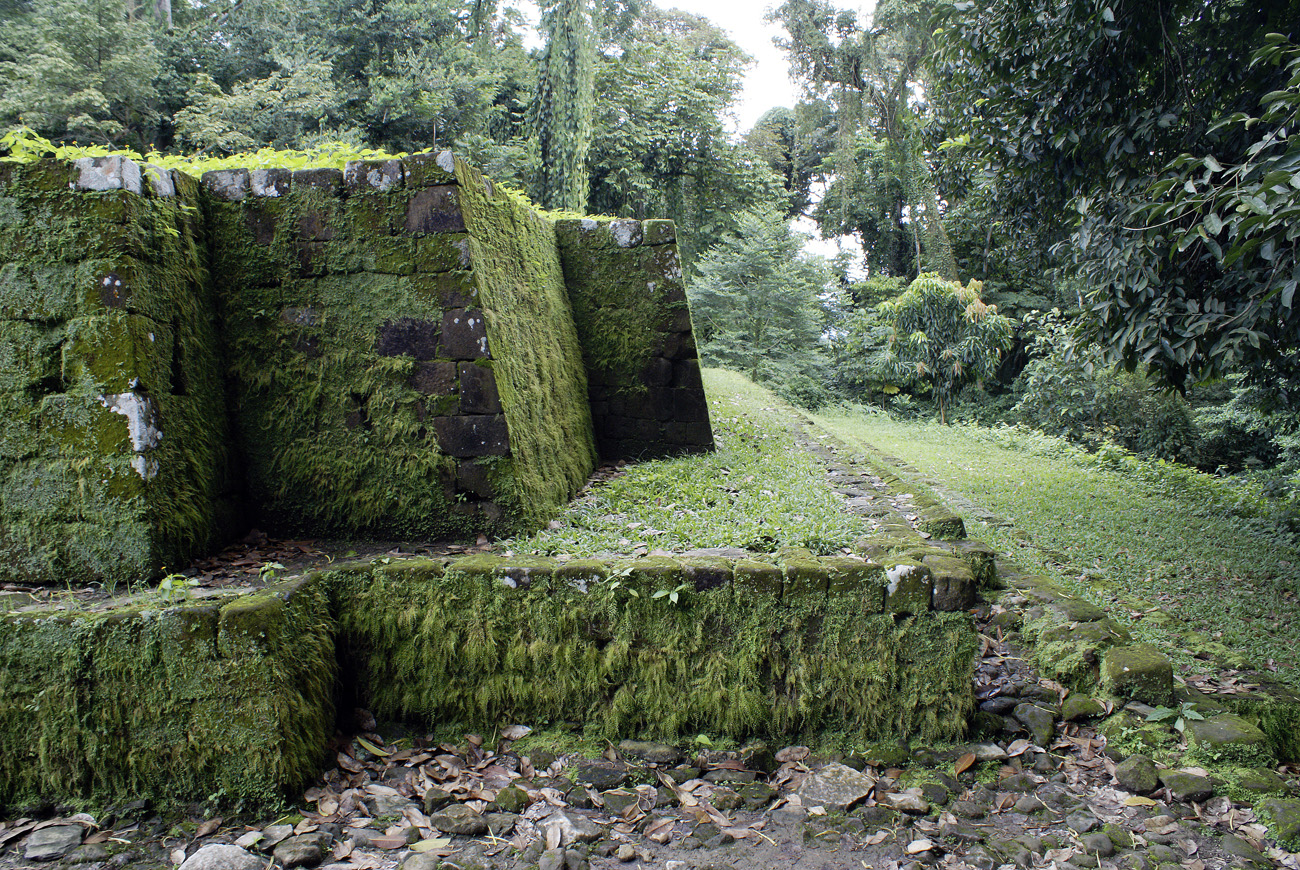 gua06_0804.jpg - Quirigua le site de Quirigua, de l'époque classique, est surtout renommé pour ses stèles, les plus imposantes du monde maya