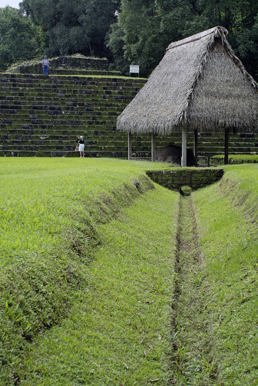 gua06_0812.jpg - Quirigua le site de Quirigua, de l'époque classique, est surtout renommé pour ses stèles, les plus imposantes du monde maya