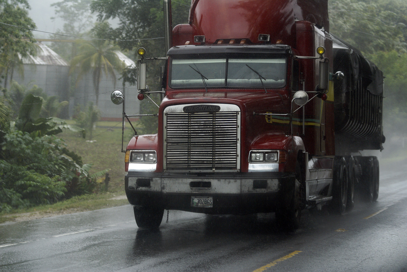 gua06_0821.jpg - vallée de la Motagua Puerto Barrios est le port du Guatemala sur les Caraïbes : un incessant va-et-vient de camions imposants témoigne de l'importance de ce port pour la vie du pays