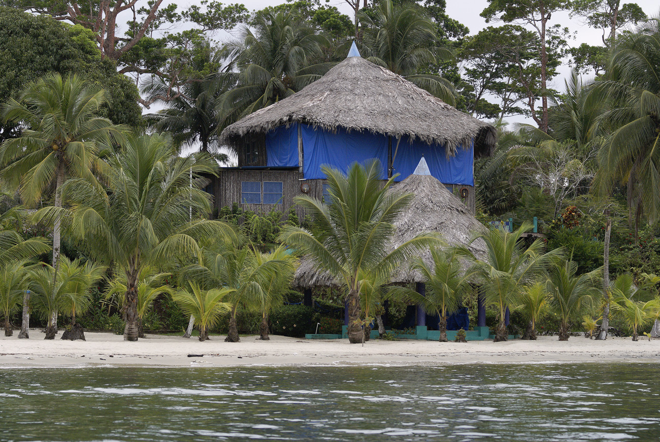 gua06_0834.jpg - Puerto Barrios case traditionnelle