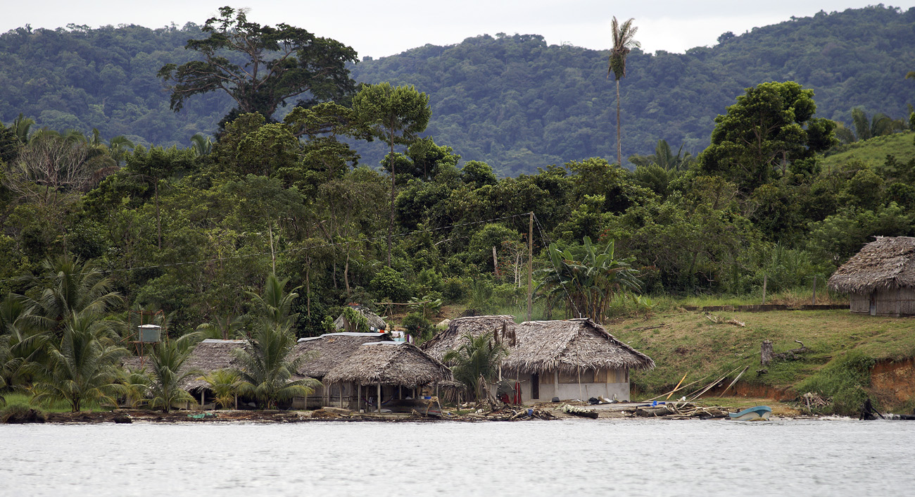 gua06_0835.jpg - Puerto Barrios cases traditionnelles
