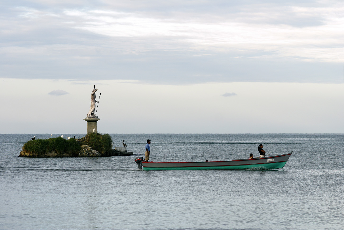 gua06_0887.jpg - Livingston retour de la pêche en lancha traditionnelle