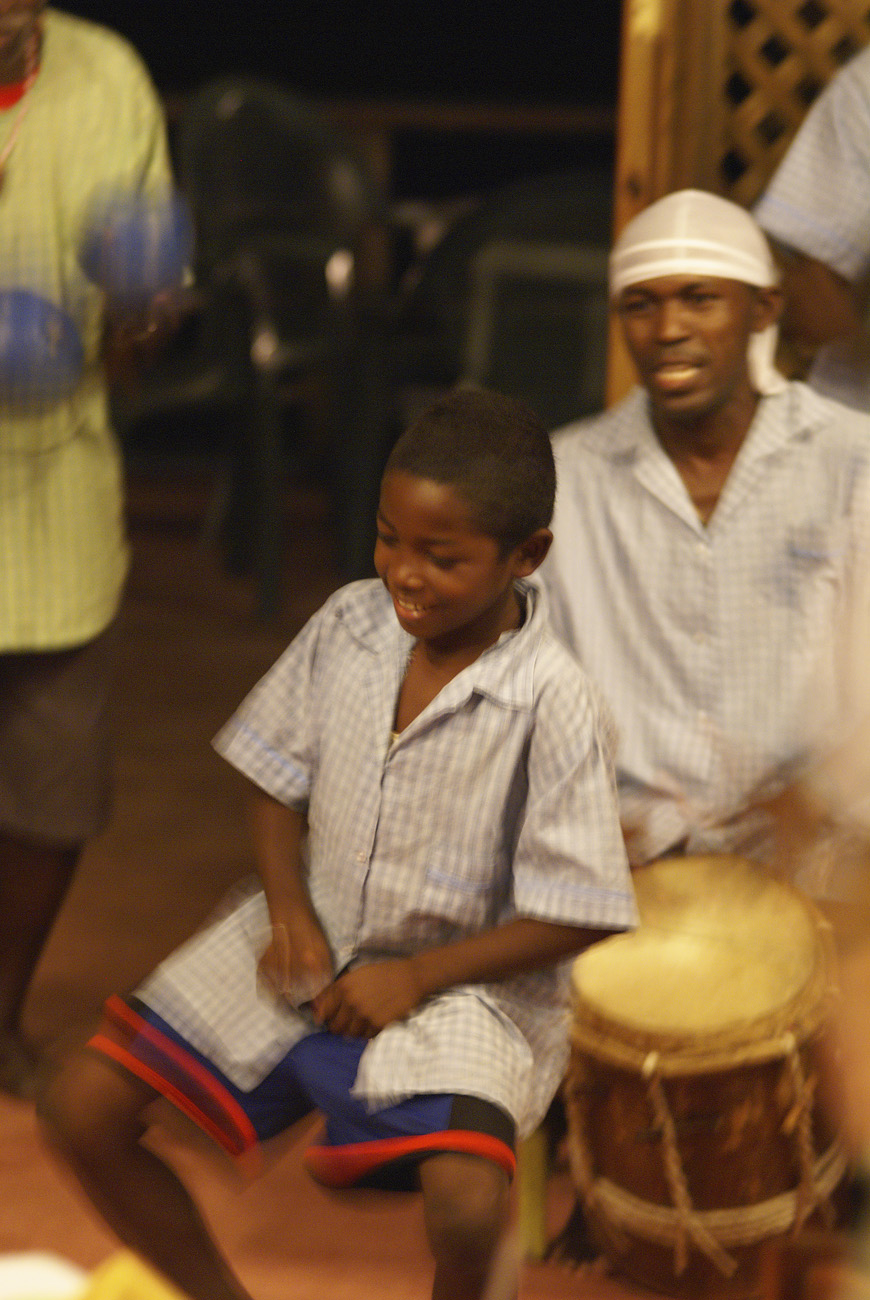 gua06_0908.jpg - Livingston musique et danses du folklore garifuna