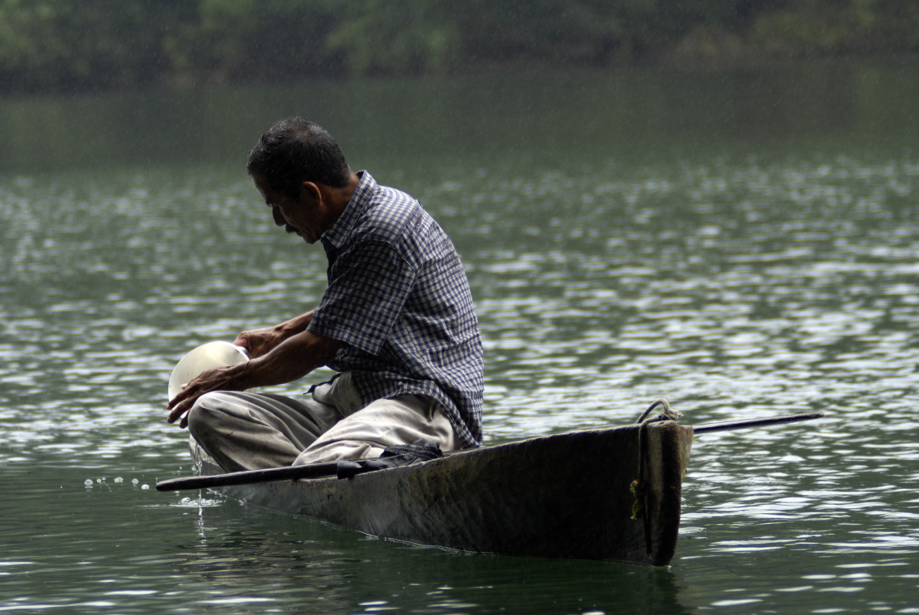 gua06_0946.jpg - rio Dulce les pêcheurs de la communauté Qeqchi vivant sur la réserve utilisent encore la pirogue traditionnelle, la lancha, généralement taillée dans le tronc du ceiba (fromager)