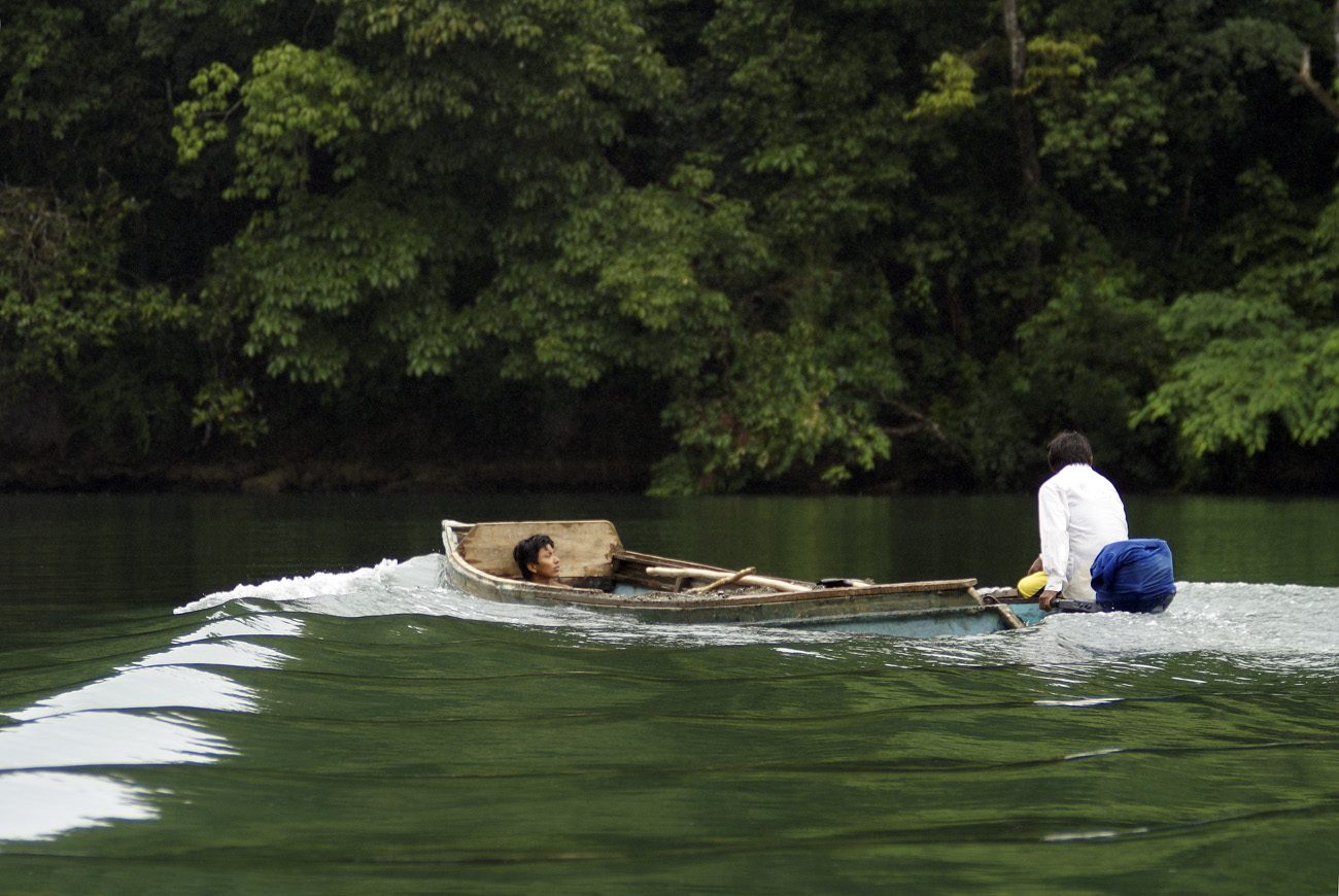 gua06_0948.jpg - rio Dulce les pêcheurs de la communauté Qeqchi vivant sur la réserve utilisent encore la pirogue traditionnelle, la lancha, généralement taillée dans le tronc du ceiba (fromager)