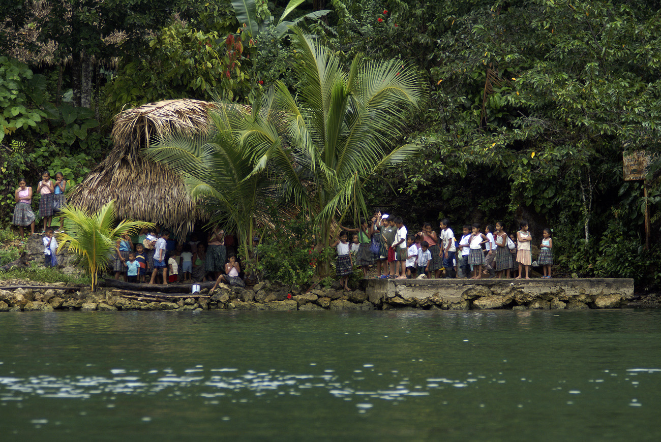 gua06_0949.jpg - rio Dulce petite communauté qeqchi