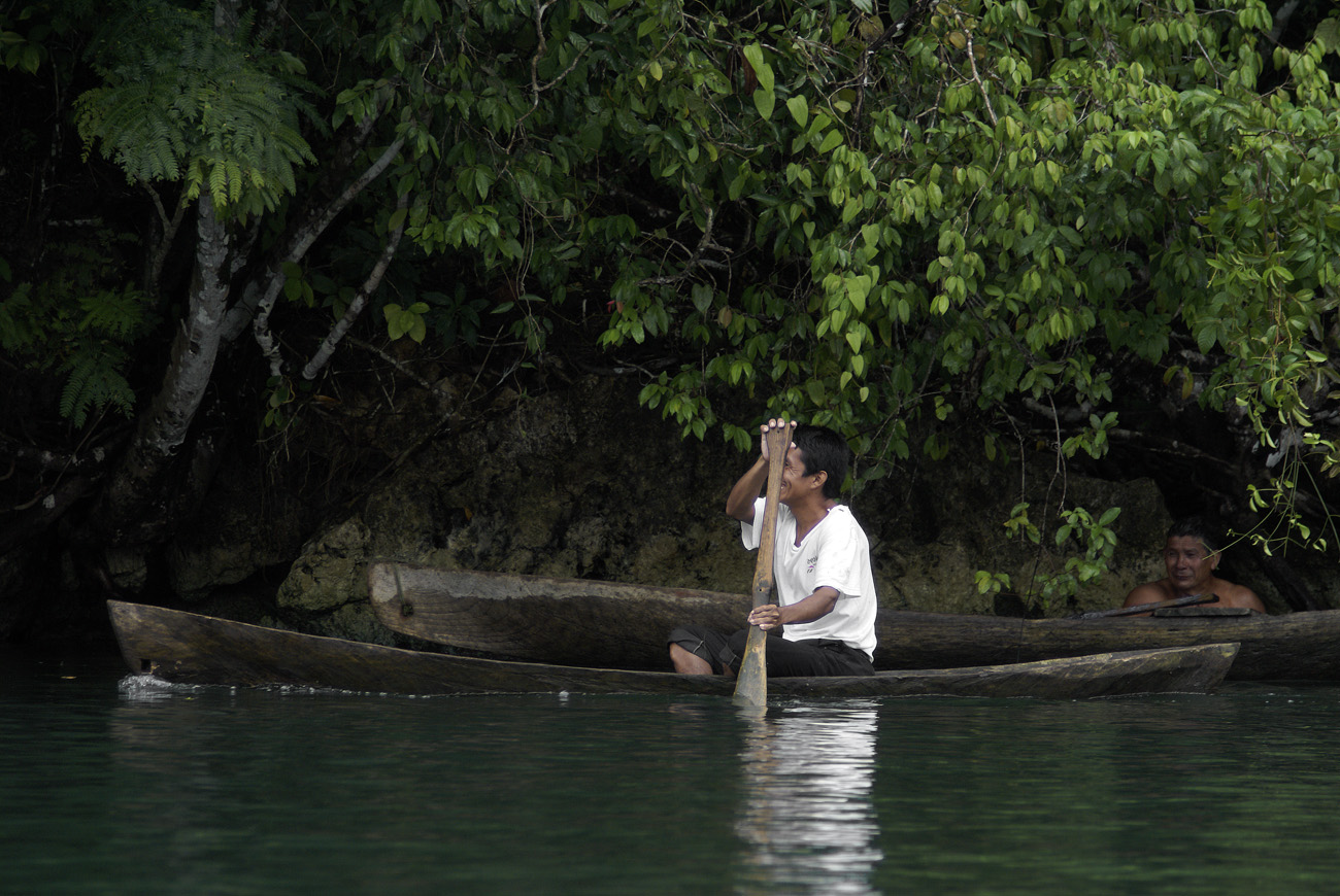 gua06_0951.jpg - rio Dulce les pêcheurs de la communauté Qeqchi vivant sur la réserve utilisent encore la pirogue traditionnelle, la lancha, généralement taillée dans le tronc du ceiba (fromager)
