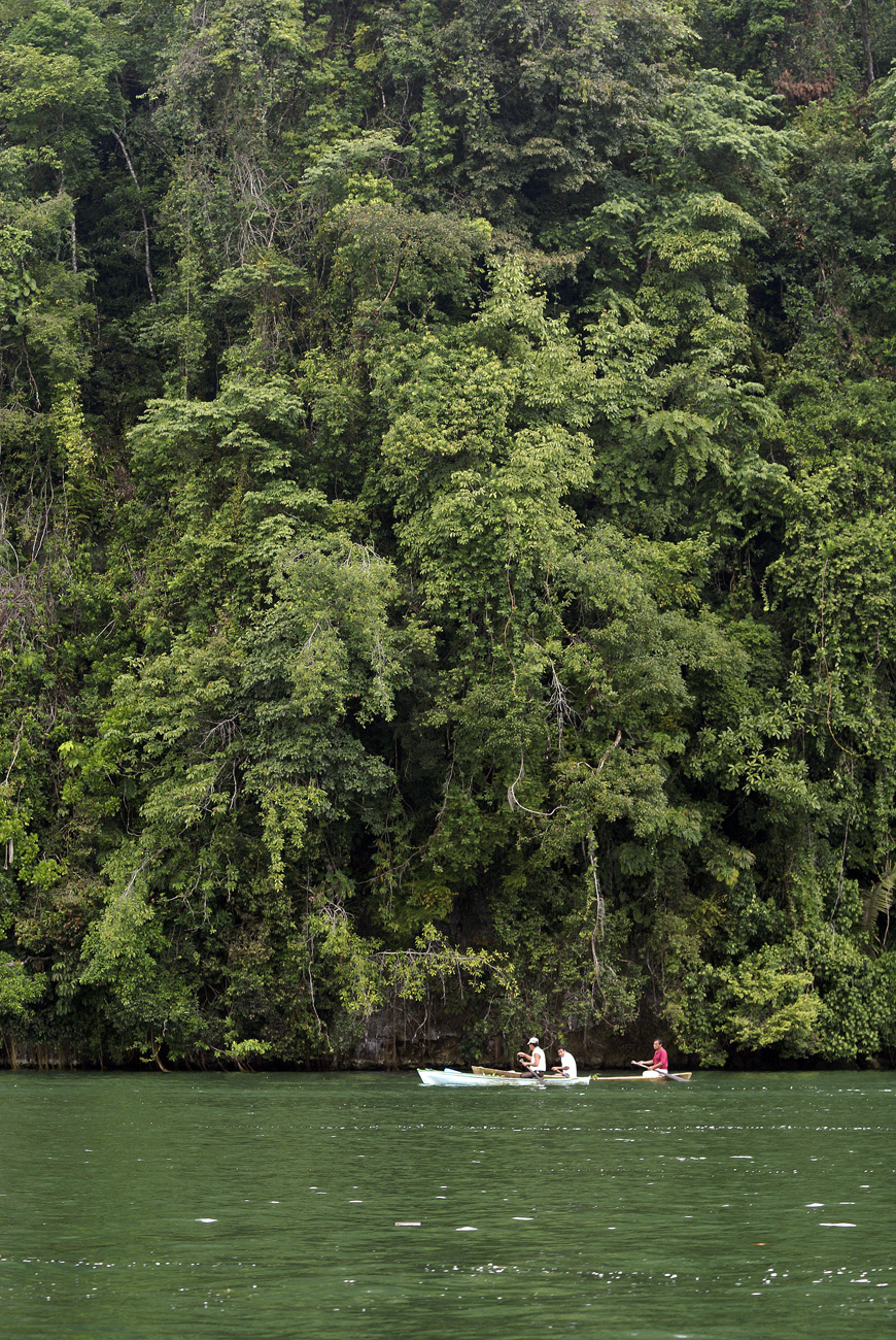 gua06_0955.jpg - rio Dulce indiens qeqchis sur leurs lanchas traditionnelles