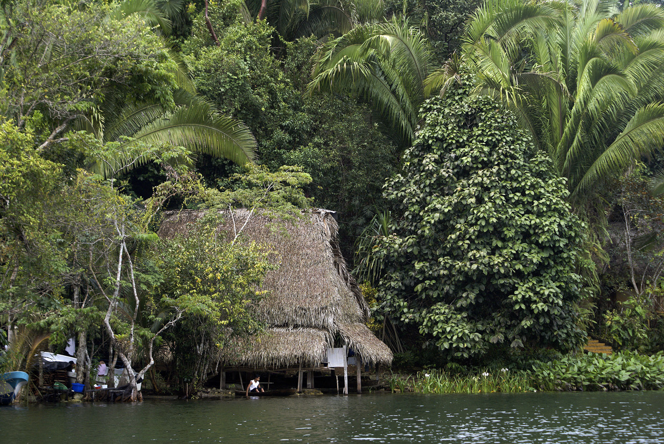 gua06_0962.jpg - rio Dulce dans une communauté qeqchi