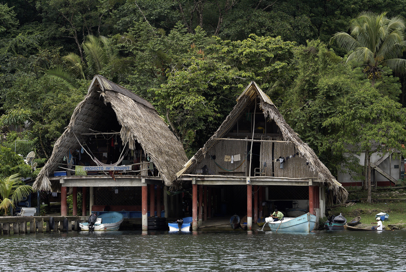 gua06_0979.jpg - rio Dulce  rio Tatin le dispensaire sert à l'ensemble des communautés qeqchis de la réserve