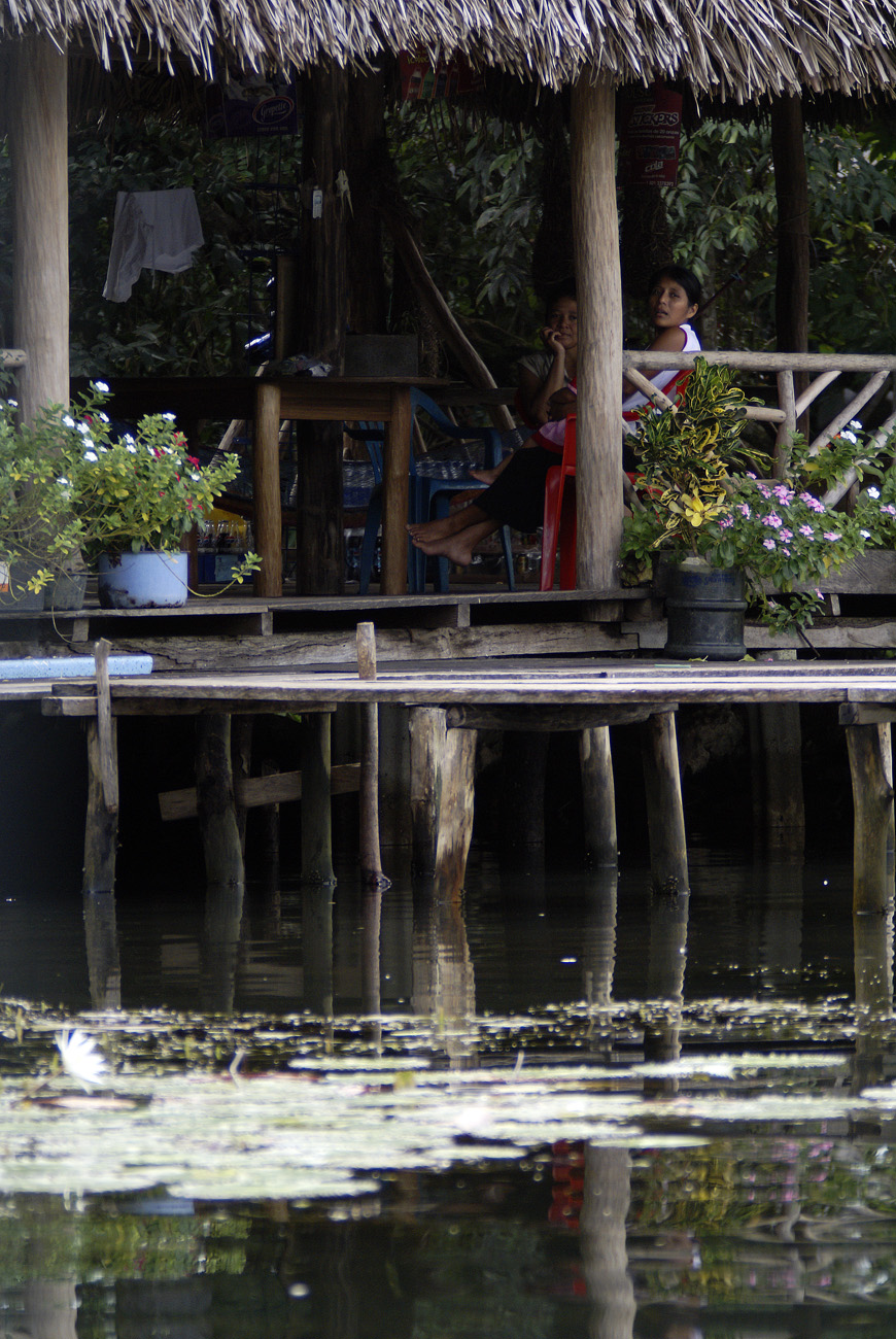 gua06_0981.jpg - rio Dulce  le bassin des nénuphars une famille indienne dans sa maison sur pilotis