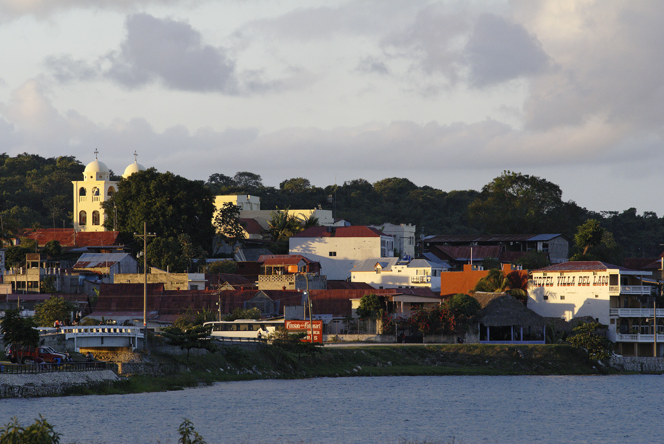 gua06_1019.jpg - Flores - lac Peten Itza  Flores coucher de soleil