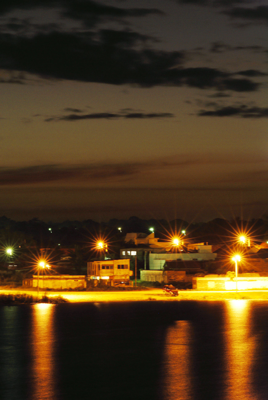gua06_1024.jpg - Flores - lac Peten Itza  Flores tombée de la nuit sur la commune de Santa Helena