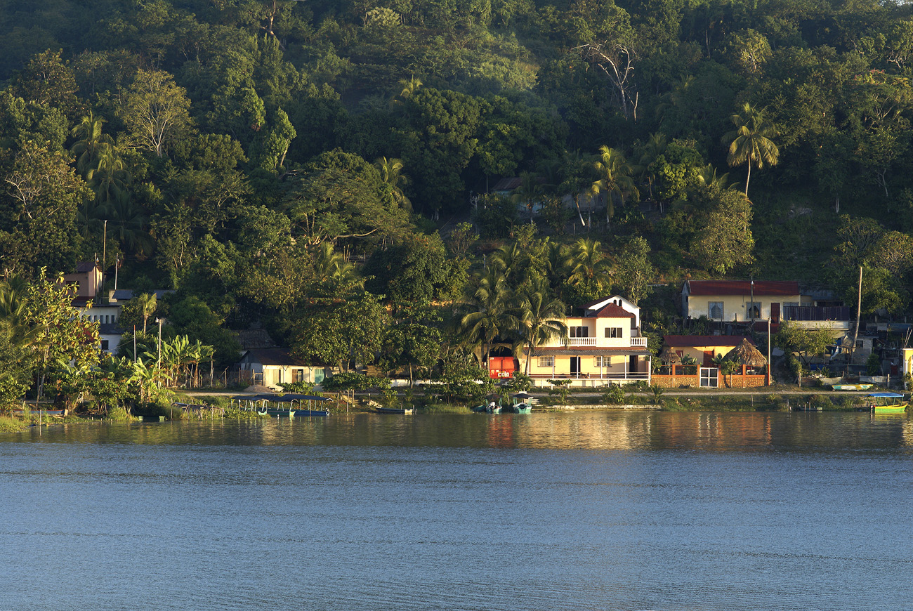 gua06_1027.jpg - Flores - lac Peten Itza  Flores maisons sur la rive