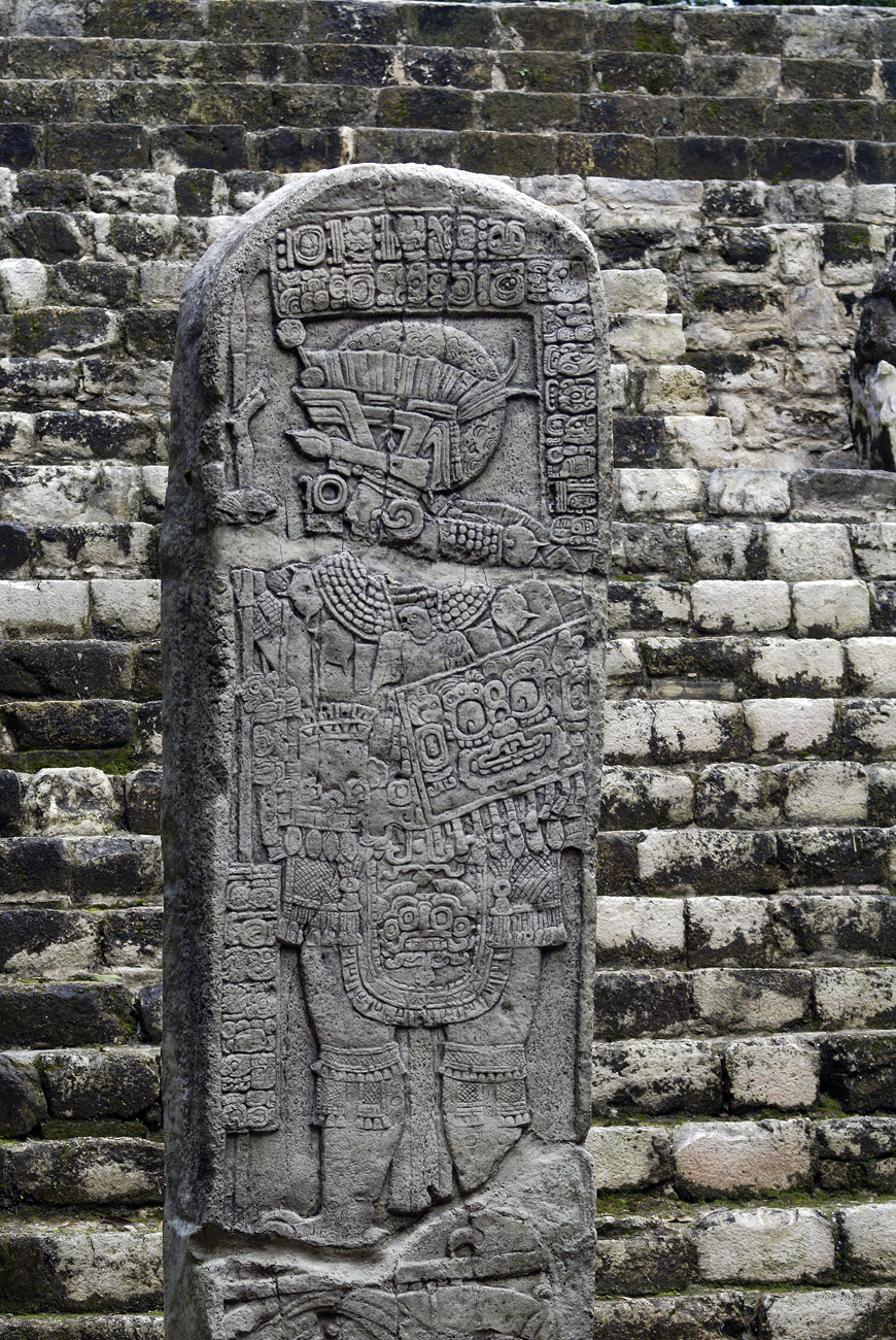 gua06_1095.jpg - Aguateca reproduction d'une stèle entreposée au musée local