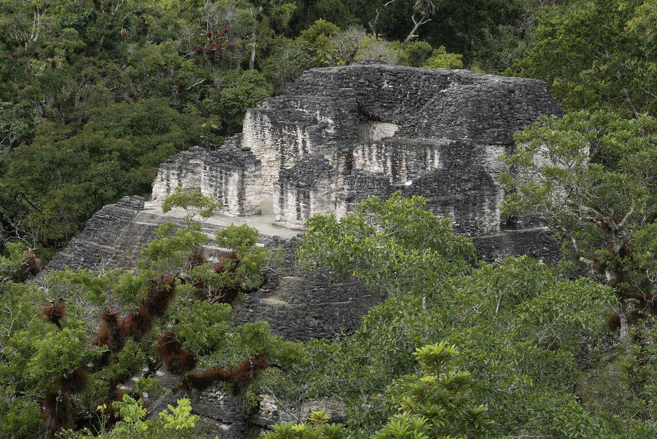 gua06_1176.jpg - Tikal pyramide annexe du monde perdu