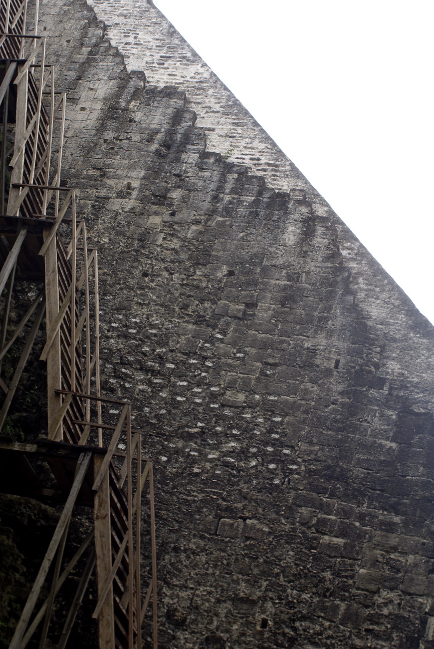 gua06_1205.jpg - Tikal le temple V, le second en importance, culmine à plus de 55 m de hauteur.\nSon escalier d'accès est interdit, ,il faut emprunter une structure adjacente en bois