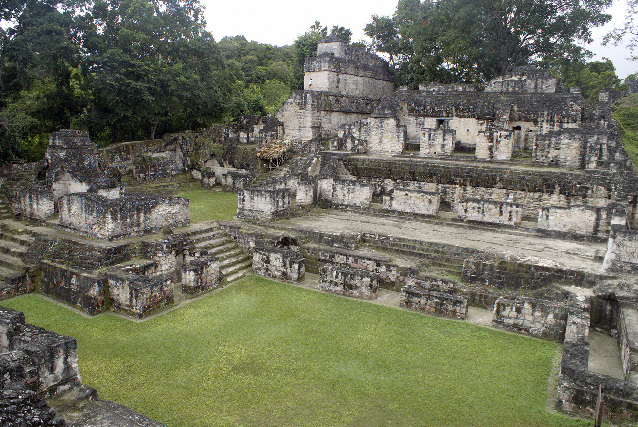gua06_1207.jpg - Tikal l'acropole centrale, un ensemble de palais