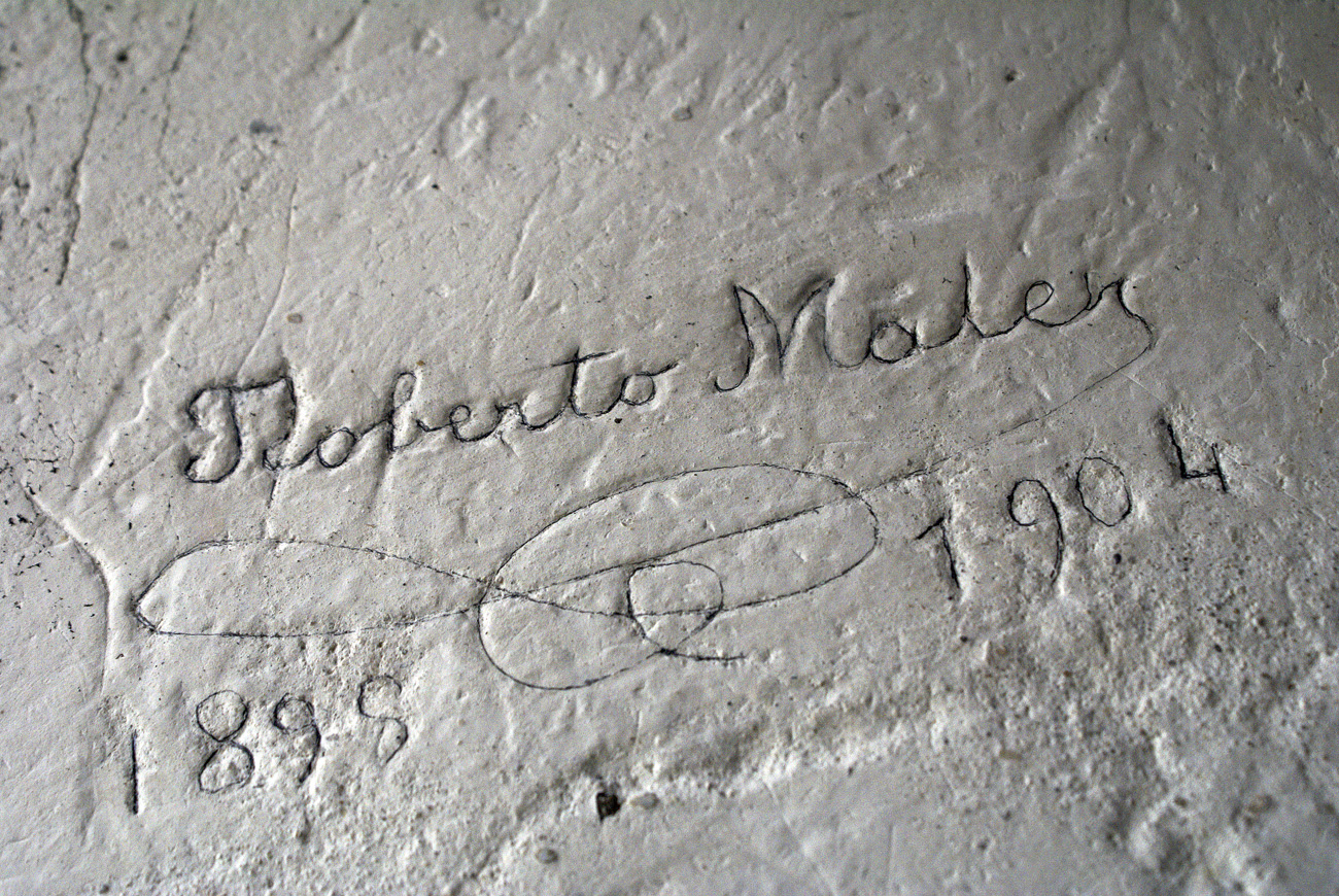 gua06_1217.jpg - Tikal au palais Maler, l'archéologue et aventurier a signé son passage, faisant suite aux mayas qui au cours des siècles ont aussi gravé des graffiti sur la chaux des murs..