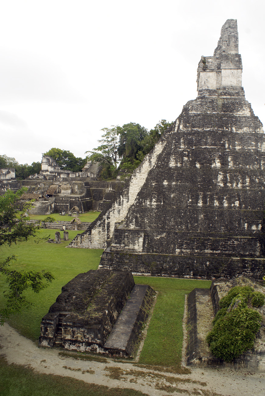 gua06_1222.jpg - Tikal le temple I, emblème du site par ses proportions, est aussi le troisième en hauteur, culminant à plus de 50 mètres. A ses pieds, le petit jeu de pelote