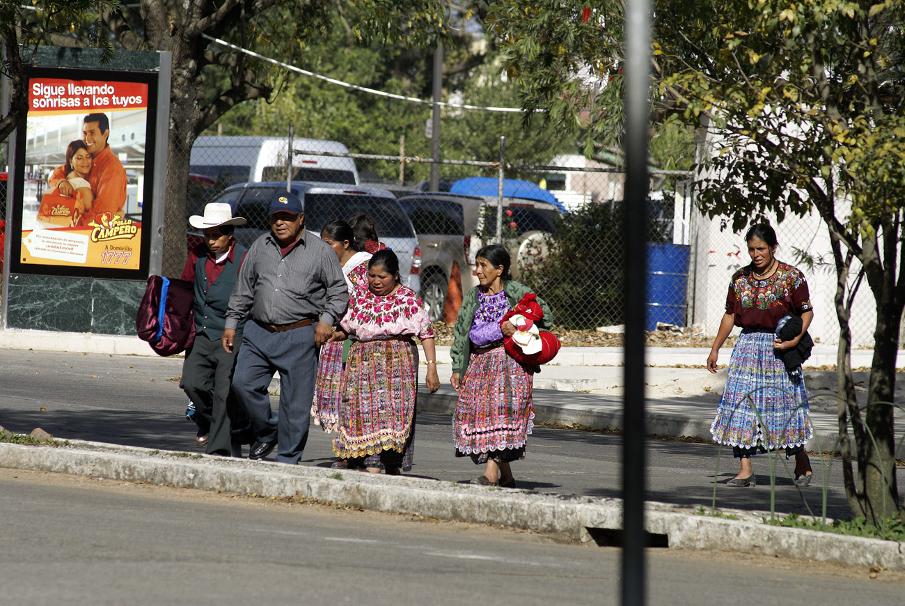 gua06_1337.jpg - Guatemala ciudad des familles de mayas des hauts plateaux descendent à la capitale pour aller chercher des proches à l'aéroport