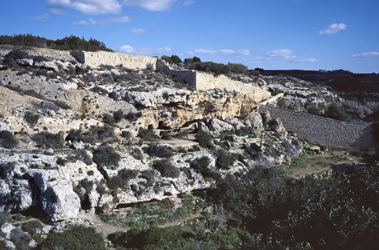 mlt115_nd_itria_tombes.jpg -  île de Malte Victoria Lines 