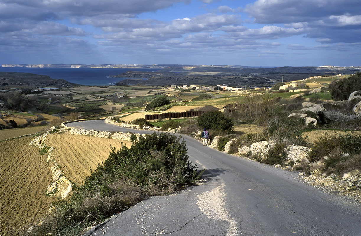 mlt119_descente_vers_mgarr.jpg -  île de Malte Victoria Lines descente vers Mgarr