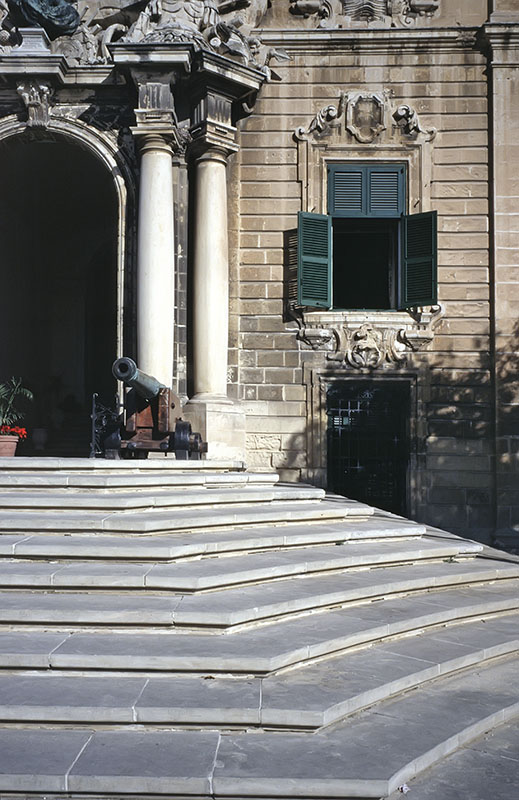 mlt419_auberg_castille_leon.jpg -  île de Malte La Valette L'auberge de Castille et Leon, témoin architectural