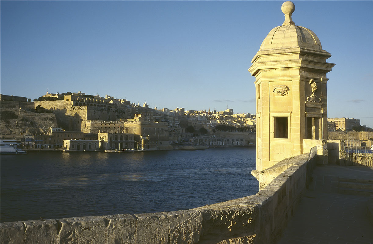 mlt428_citadelle_et_sanglea.jpg -  île de Malte La Valette la passe entre Sanglea et la citadelle de la Valette