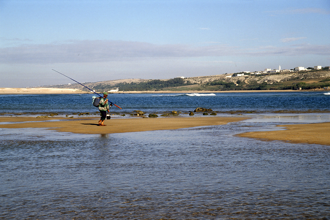mar0410_024.jpg - côte Safi à  El Jadida, octobre-novembre 2004 Oualidia un pêcheur quitte son poste, la marée va remonter Ektachrome 100 GX