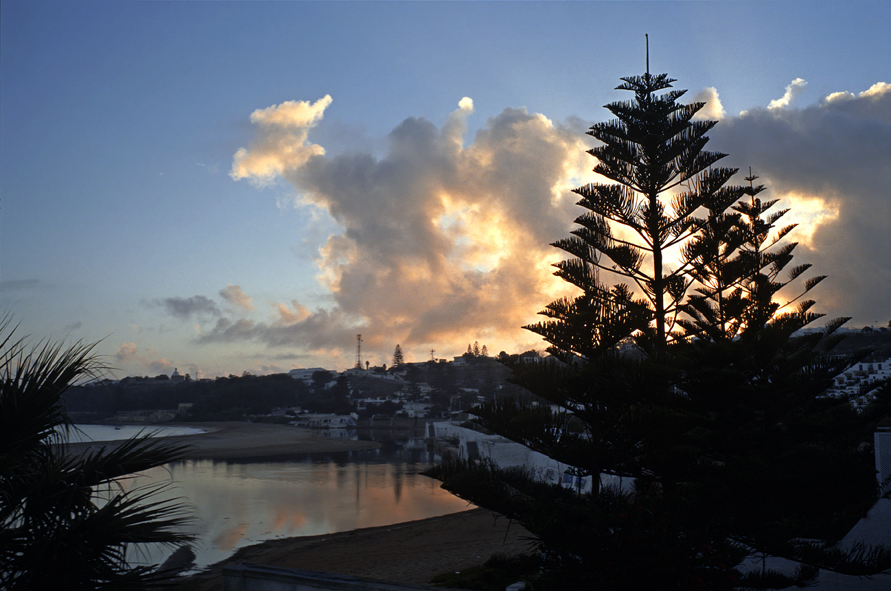 mar0410_037al2018.jpg - côte Safi à  El Jadida, octobre-novembre 2004 Oualidia au lever du soleil Ektachrome 100 GX