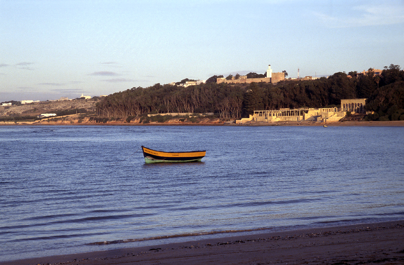 mar0411_001.jpg - côte Safi à  El Jadida, octobre-novembre 2004 Oualidia au lever du soleil Ektachrome 100 GX