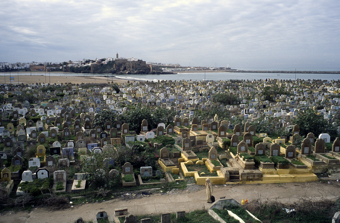 mar0411_018al2027.jpg - Côte atlantique Nord, octobre-novembre 2004 Salé le cimetière donnant sur l'embouchure du Bou Ikrane, qui sépare Salé de Rabat Ektachrome 100 GX