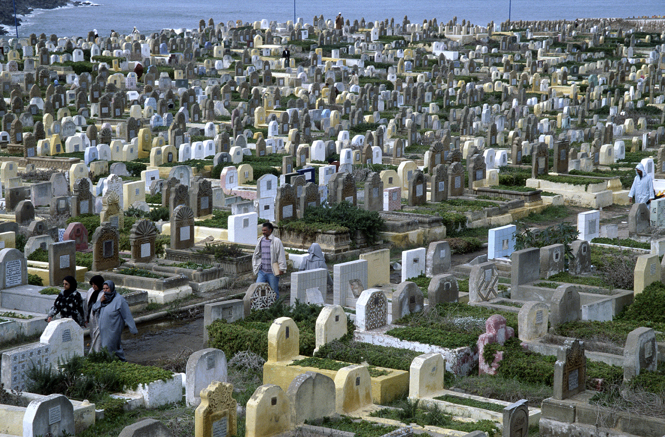 mar0411_020.jpg - Côte atlantique Nord, octobre-novembre 2004 Salé le cimetière donnant sur l'embouchure du Bou Ikrane, qui sépare Salé de Rabat Ektachrome 100 GX