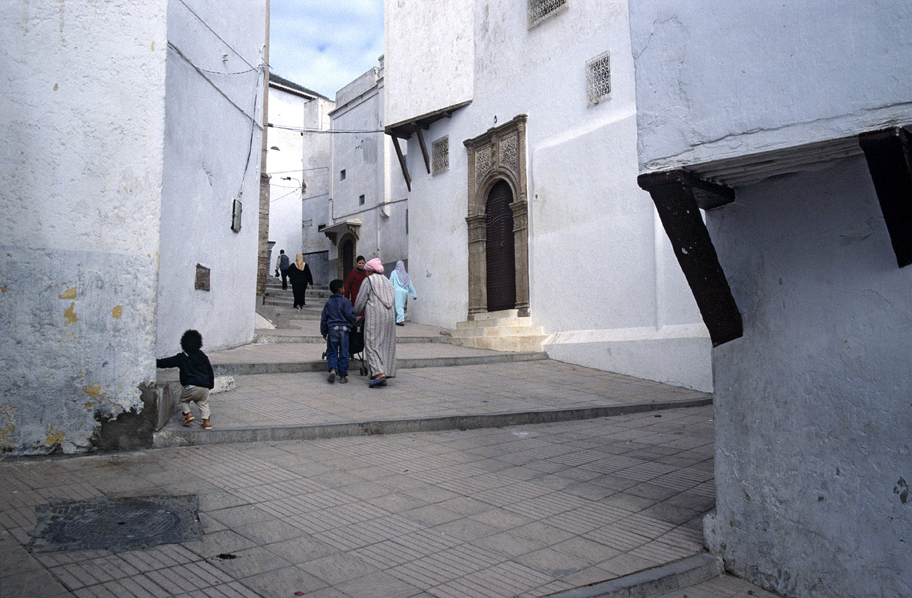 mar0411_026.jpg - Côte atlantique Nord, octobre-novembre 2004 Salé les petites ruelles de la médina, près de la médersa Ektachrome 100 GX
