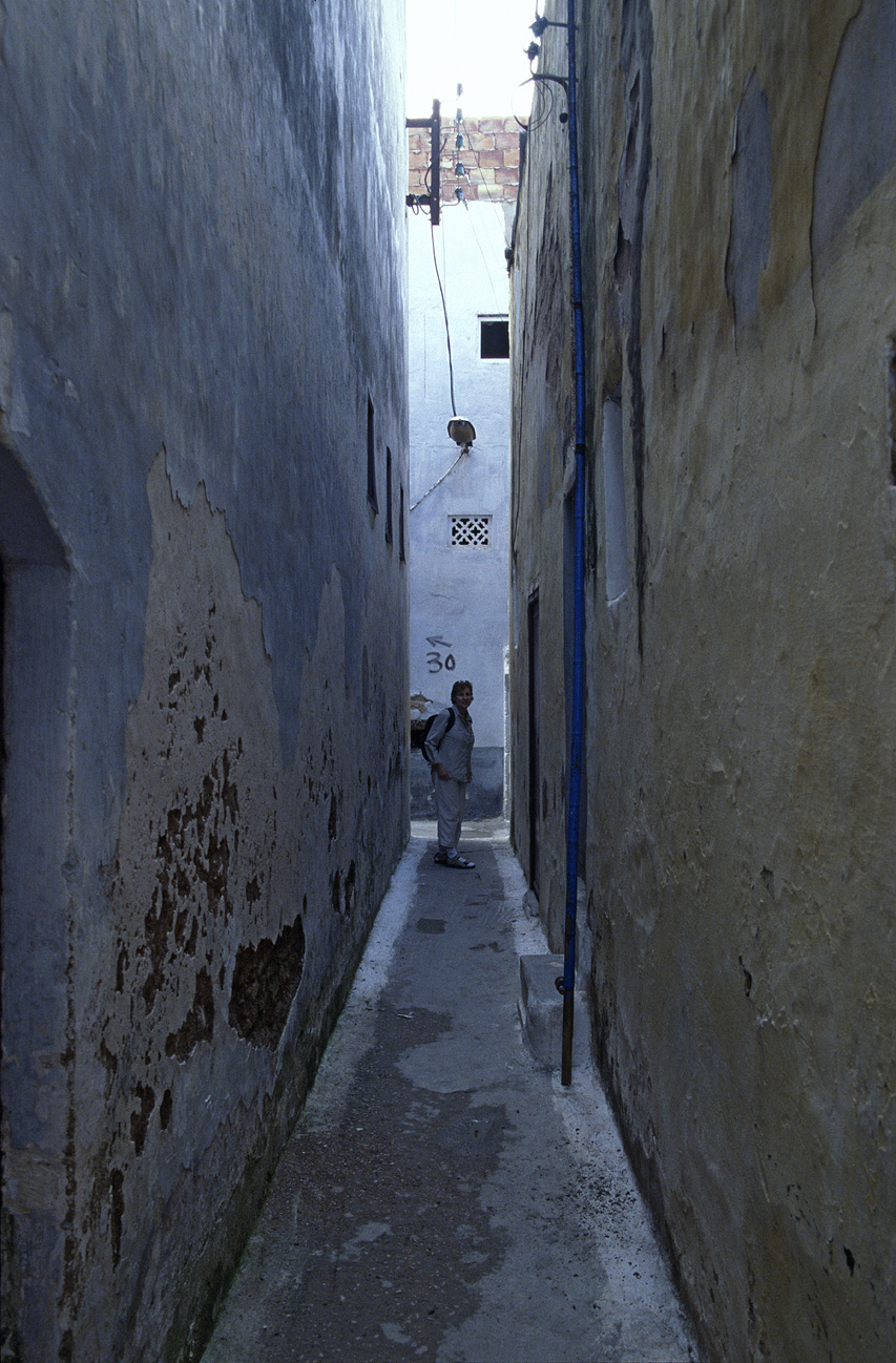 mar0411_027.jpg - Côte atlantique Nord, octobre-novembre 2004 Salé les petites ruelles de la médina, près de la médersa Ektachrome 100 GX