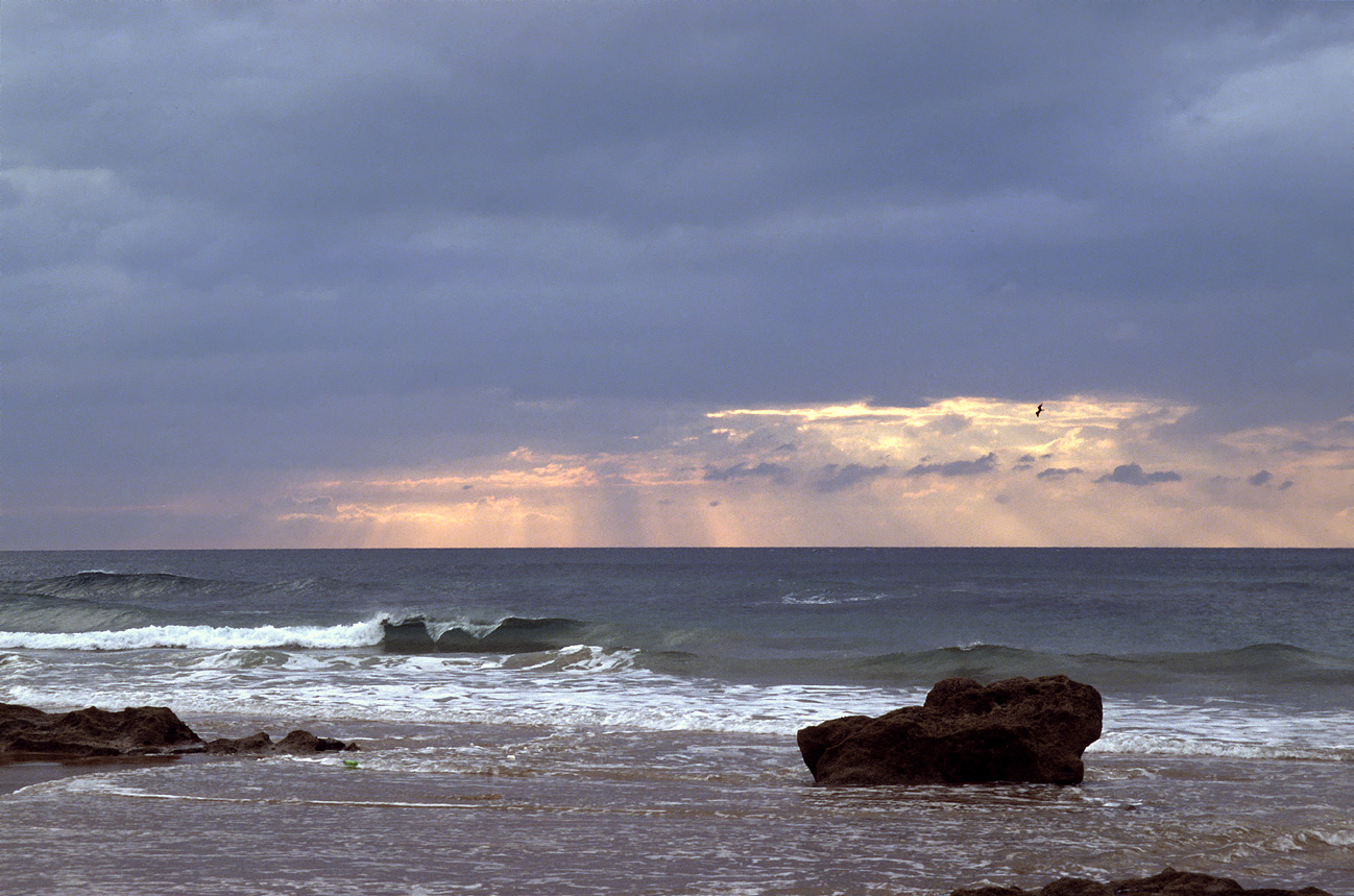 mar0411_035.jpg - Nord, octobre-novembre 2004 Grottes d'Hercule crépuscule entre les grottes d'Hercule et le cap Spartel Ektachrome 100 GX
