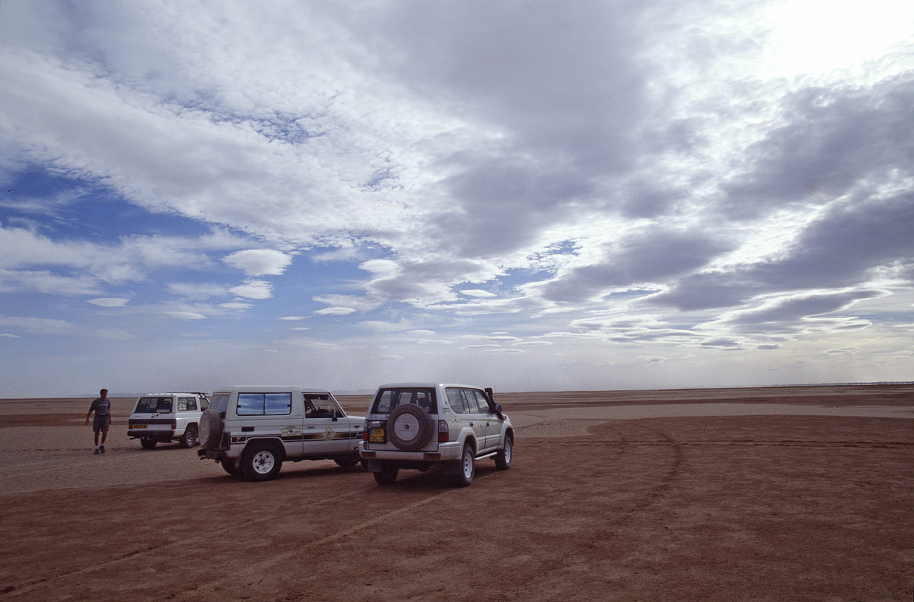 mar04_5_004.jpg - Sud, octobre-novembre 2004 lac Iriki pause au point GPS, au sud de la kibba du marabout Sidi Abd En Nebi Ektachrome 100 GX