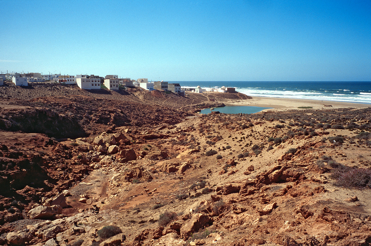 mar04_7_015al1027.jpg - Sud ouest, octobre-novembre 2004 Aglou plage Aglou veut dire grenouille en berbère Ektachrome 100 GX