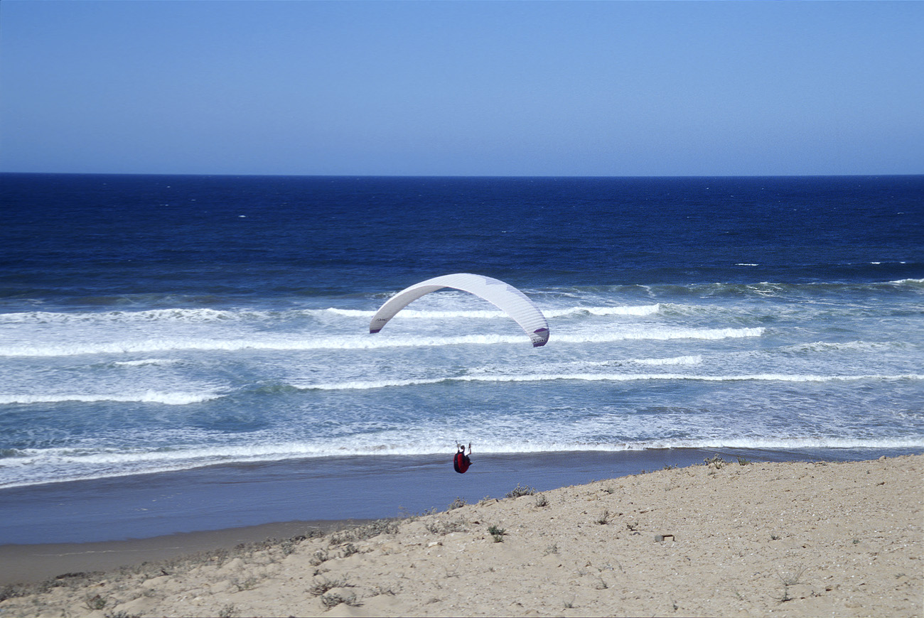 mar04_7_017.jpg - Sud ouest, octobre-novembre 2004 côte au nord d'Aglou plage les parapentes profitent des courants ascendants en bord de mer Ektachrome 100 GX