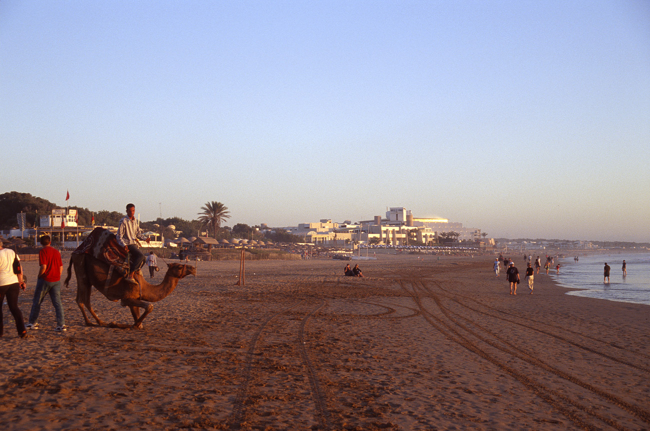 mar04_7_028.jpg - Sud ouest, octobre-novembre 2004 Agadir la plage sous les feux du couchant Ektachrome 100 GX