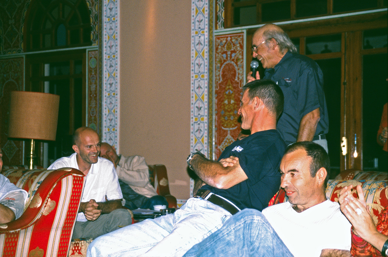 mar04_8_004.jpg - Sud ouest, octobre-novembre 2004 Agadir Pour démarrer la soirée, René Metge rappelle les bons moments du raid Fuji PROVIA 400 F