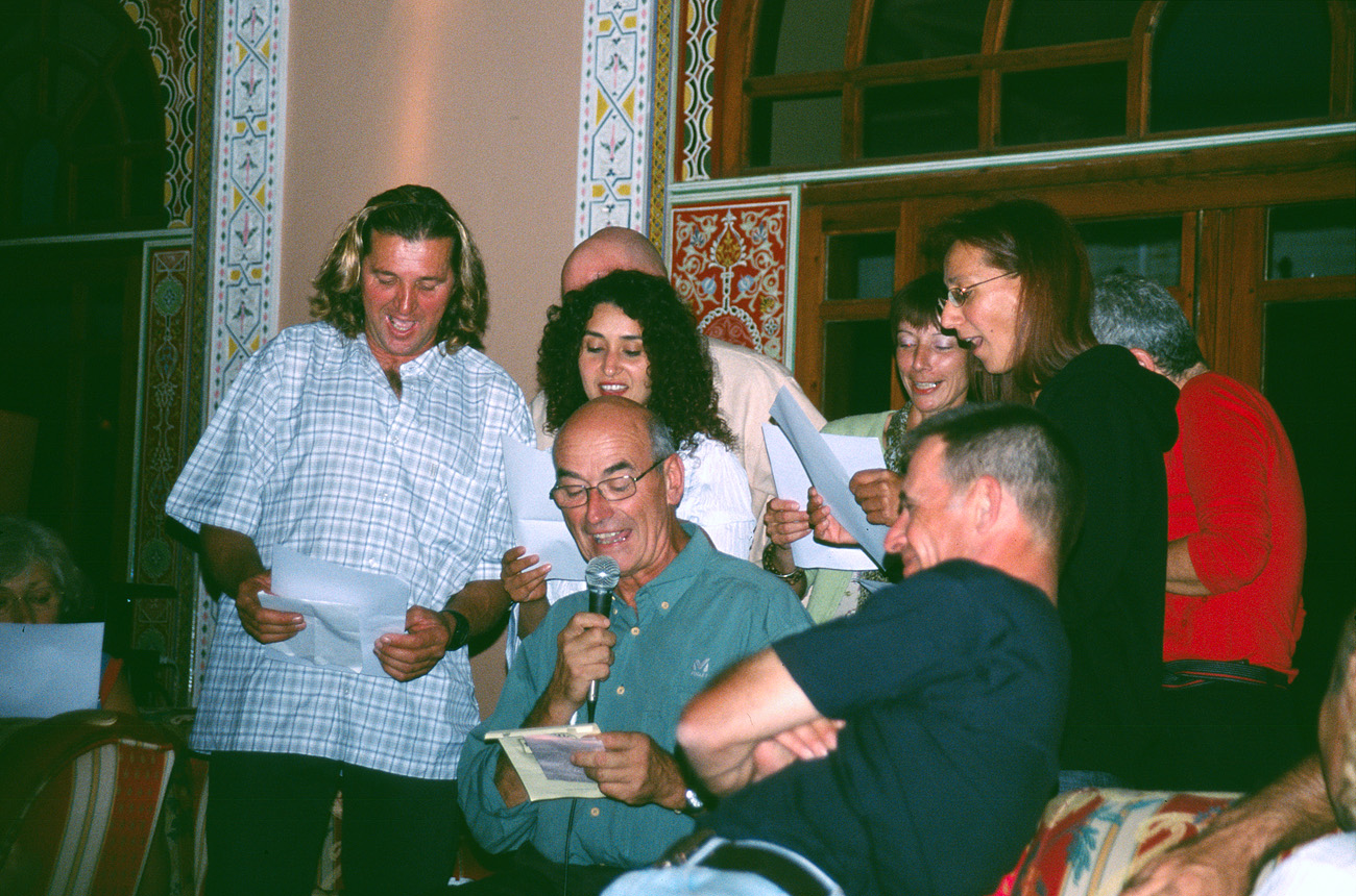 mar04_8_011.jpg - Sud ouest, octobre-novembre 2004 Agadir Mais certains groupes se sont formés durant le raid, et rivalisent de verve et d'invention pour résumer leurs aventures Fuji PROVIA 400 F